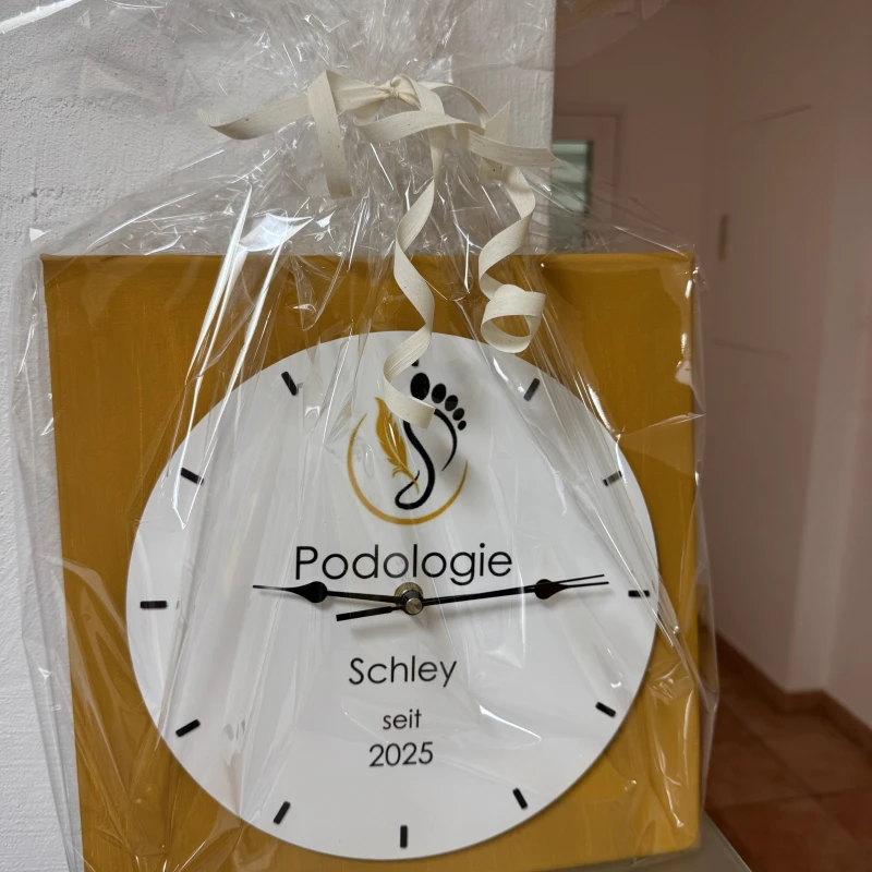 Uhr mit Podologie-Logo, Geschenkverpackung, seit 2025.