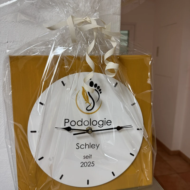 Uhr mit Podologie-Logo, Geschenkverpackung, seit 2025.
